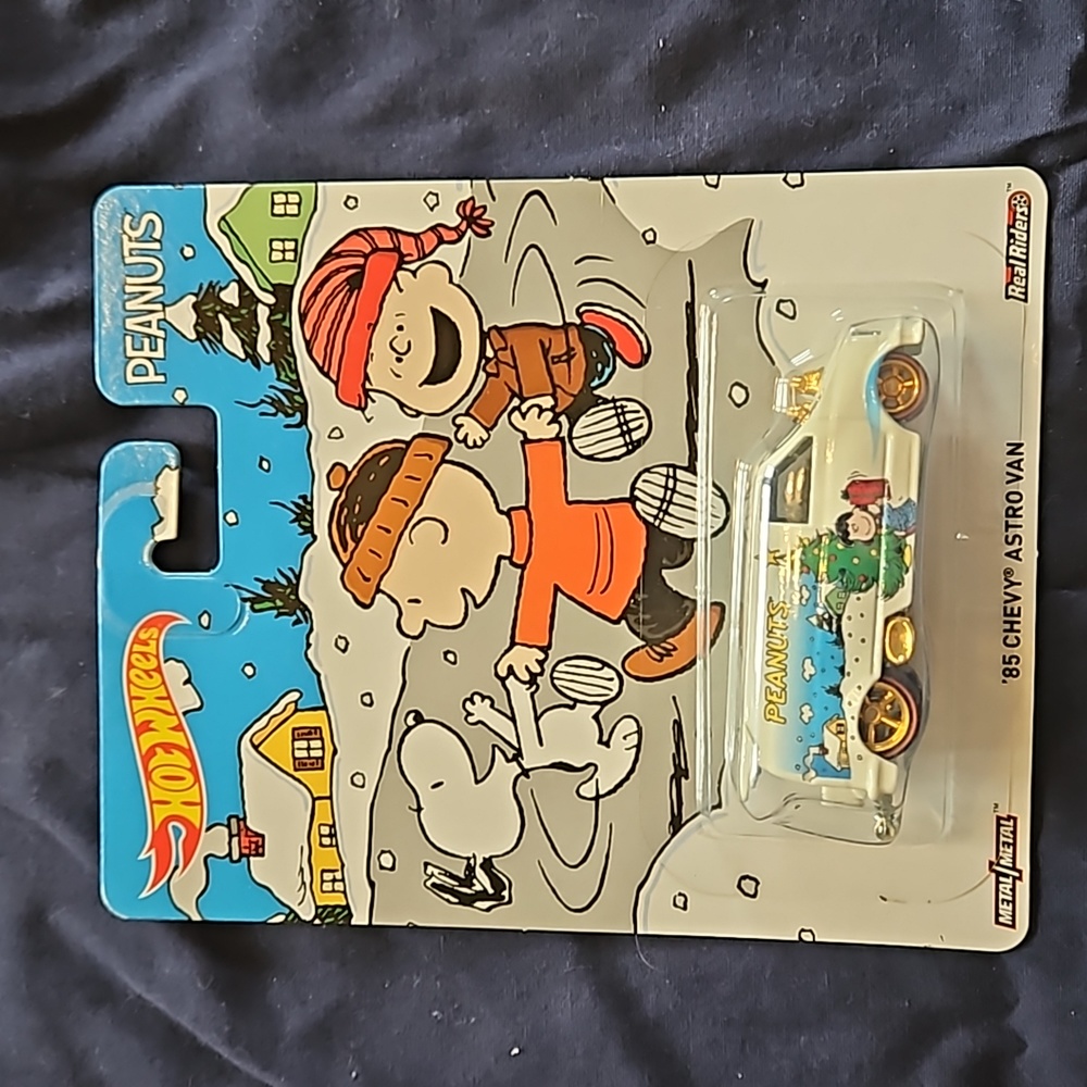 Hot wheels peanuts 85 chevy astro van new on card